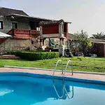 Entero Con Piscina Y Jardin. Feriehus Ourense
