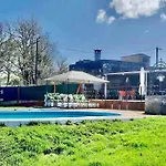 Entero Con Piscina Y Jardin.