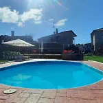 Entero Con Piscina Y Jardin.
